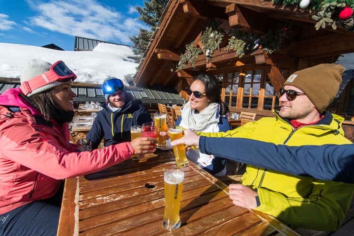 A group of friends enjoying a drink after a day skiing