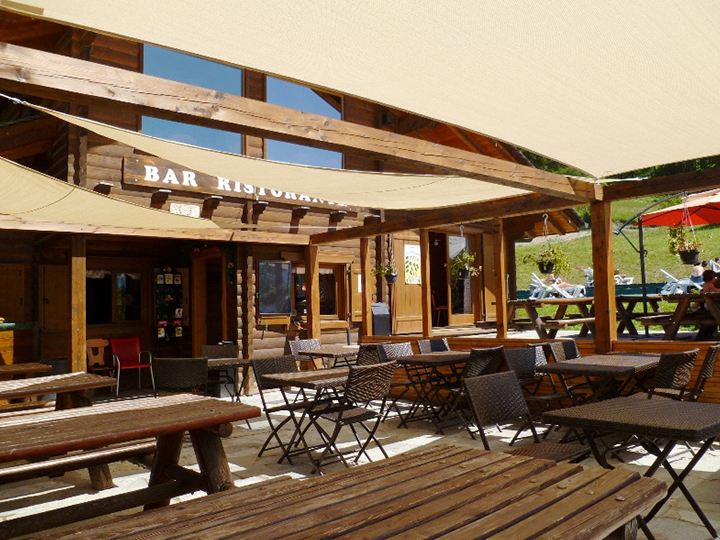 A covered outdoor restaurant area in Sauze d'Oulx