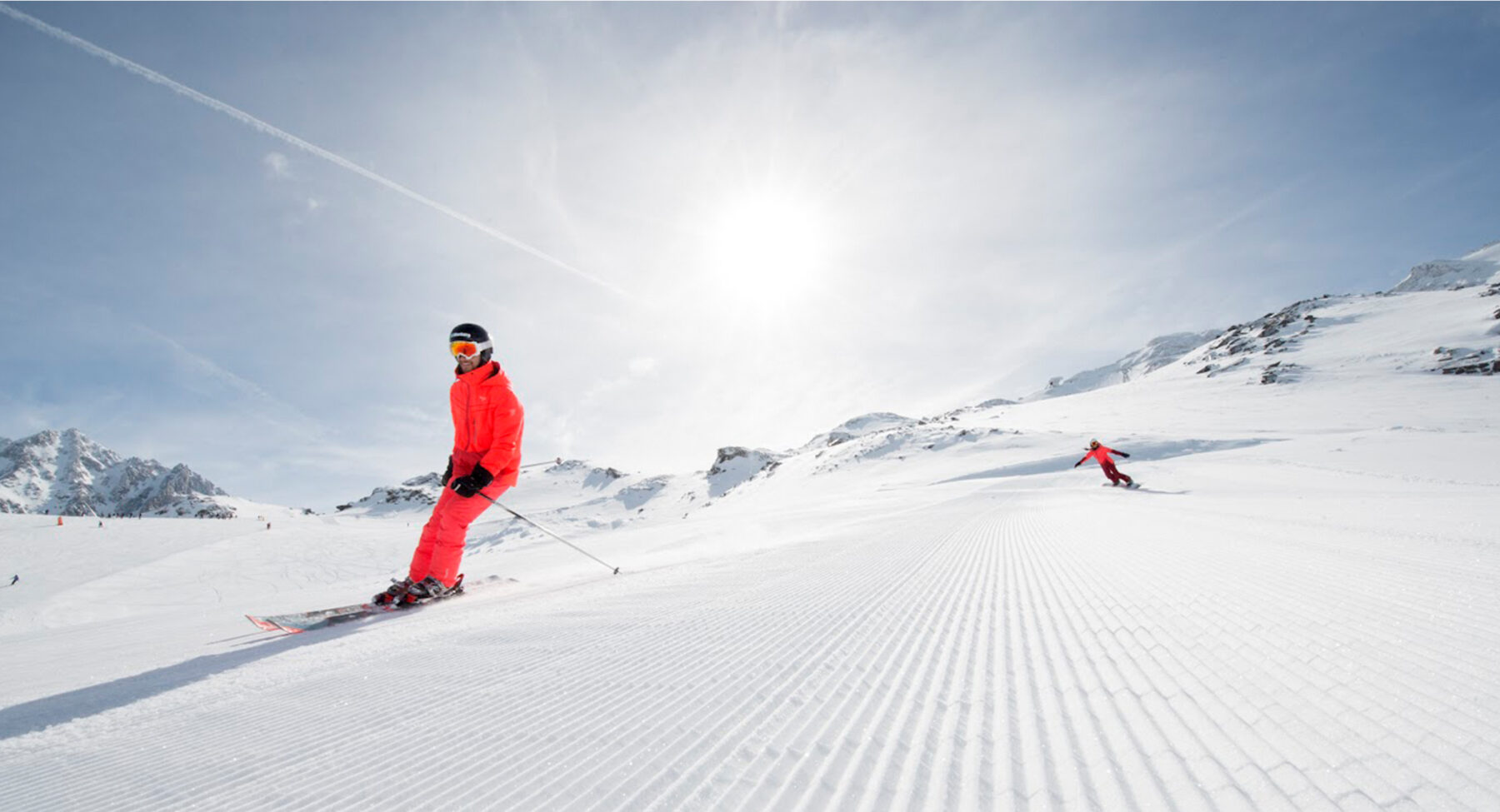 Two skiers in Val Thorens
