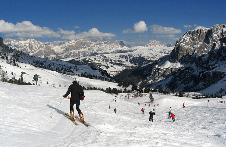 Skiers enjoying good snow and weather in Colfosco