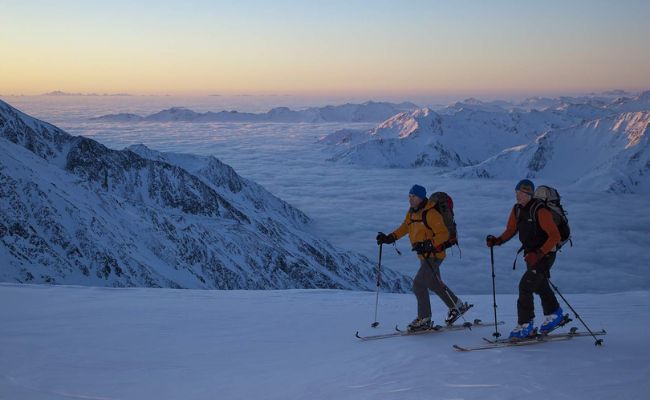 Two poeple cross country skiing in Obergurgl
