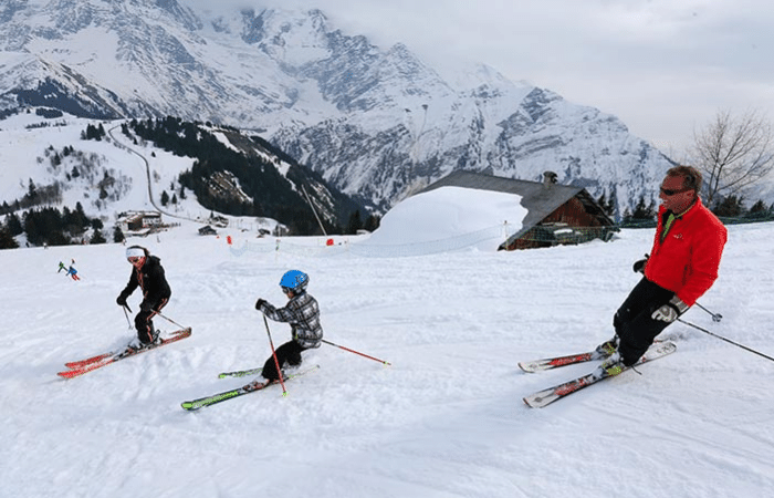 Parents teaching their child to ski