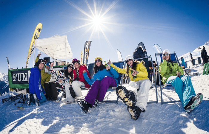 Working out the logistics of après when planning your group ski trip 