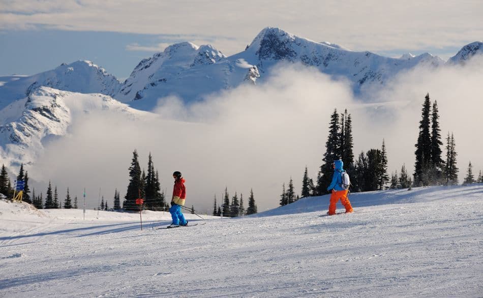 Two people skiing in Söll