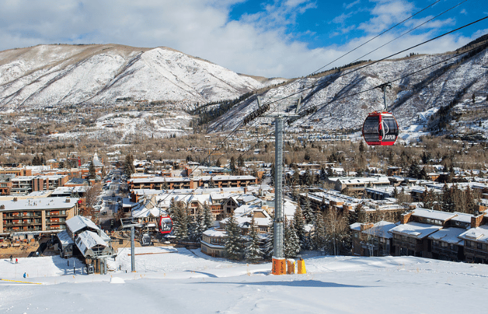 A bubble lift going down into the ski resort of Aspen Snowmass