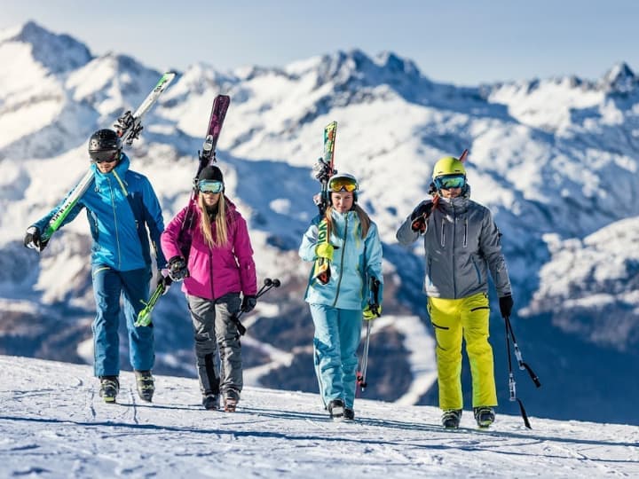 Mixed-Ability Group Skiing